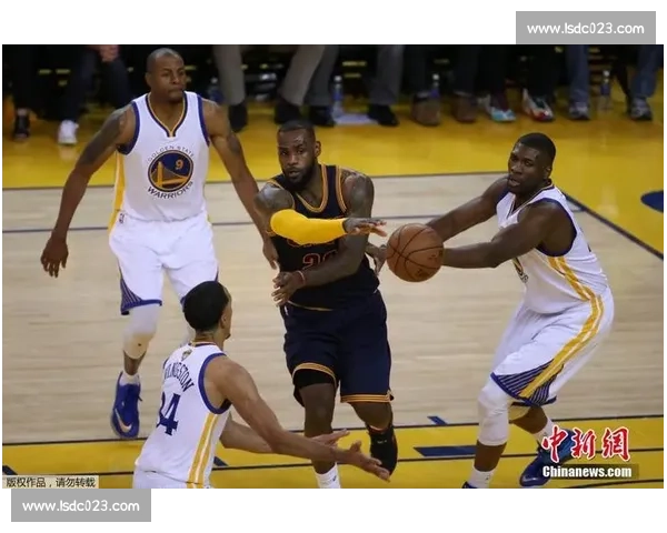 NBA总决赛巅峰对决骑士与勇士的战略较量与球星风采解析 NBA总决赛巅峰对决骑士与勇士的战略较量与球星风采解析